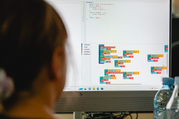 Programiranje za dekleta: od Scratch-a do Python-a  image
